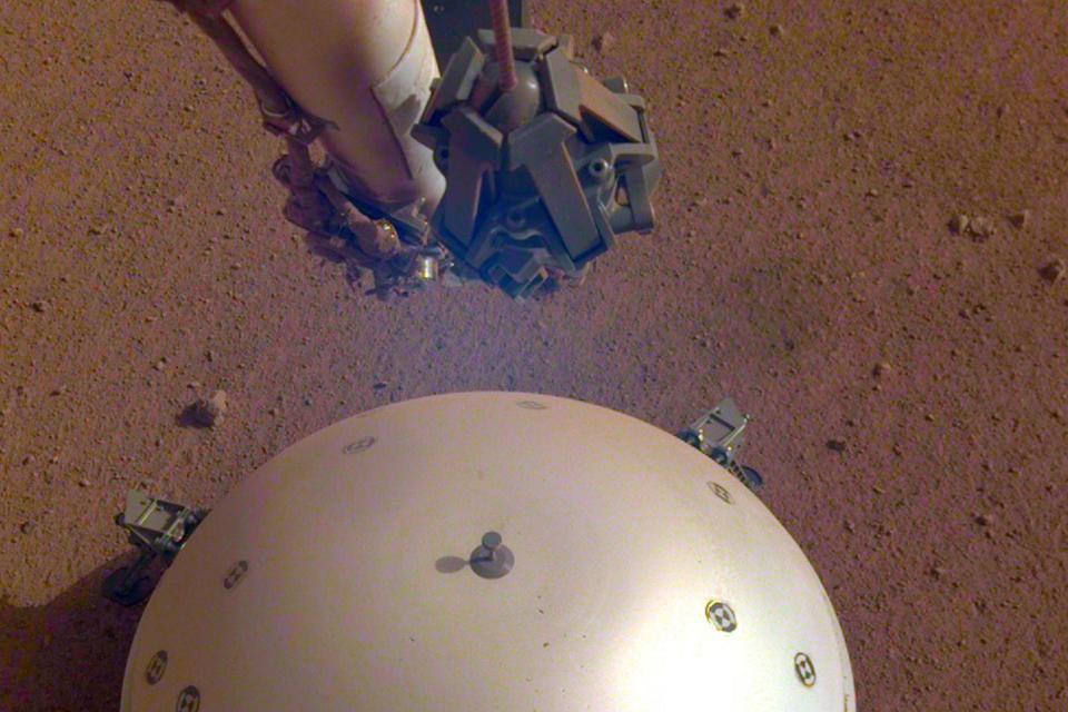 Nasa InSight probe detects 'first ever marsquake' from red planet