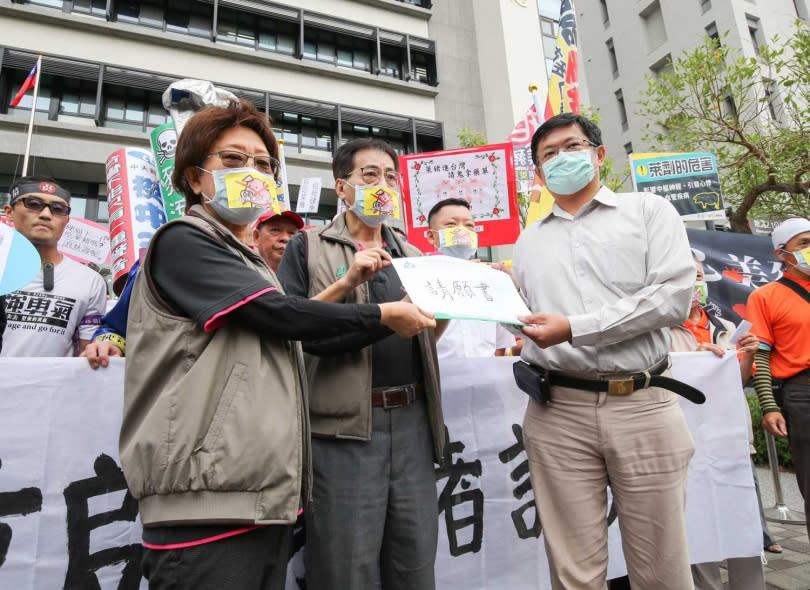 上百位民眾，上午聚集在行政院南部聯合服務中心門口，高喊口號「拒吃萊豬，確保食安」、除抗議外，也遞交請願書。（圖／宋岱融攝）