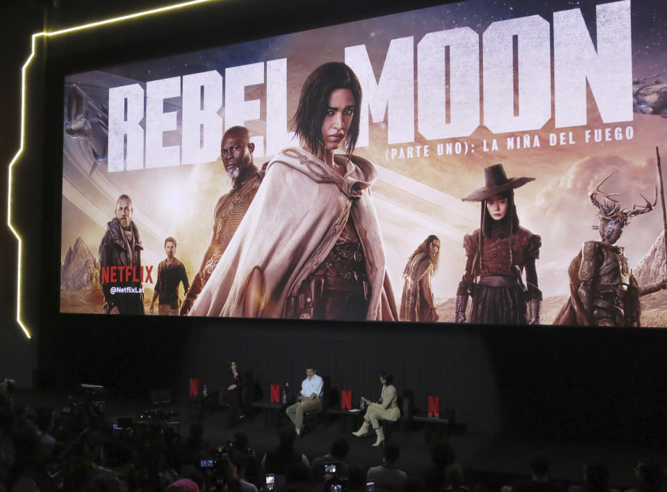 El director Zack Snyder, derecha, habla junto a la actriz Sofia Boutella, izquierda. durante una conferencia de prensa de la película Rebel Moon: Part One - A Child of Fire en la Ciudad de México el lunes 4 de diciembre de 2023. (Foto AP/Berenice Bautista)