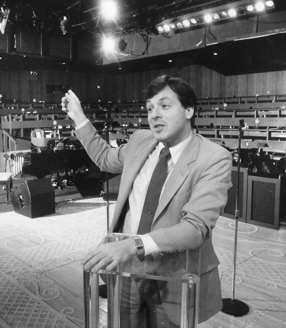 Carousel Dinner Theatre owner Prescott Griffith points out some of the inadequacies of the Ravenna building in 1987.