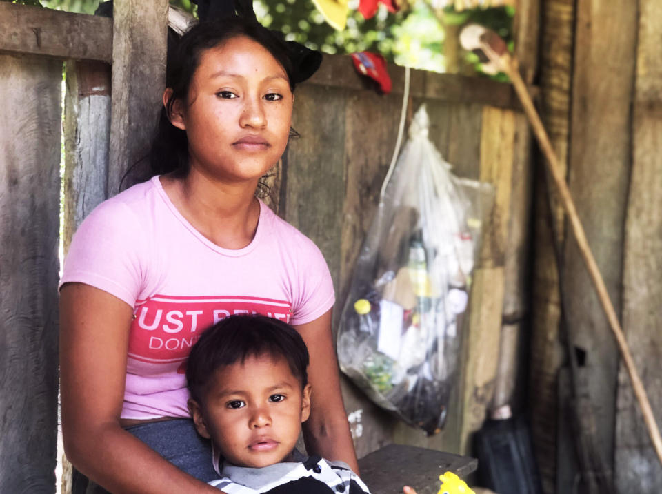 Ciane Paiĝo Munduruku, 19, and her 3-year-old son, Weli&ccedil;i. (Photo: Alexander C. Kaufman / HuffPost)