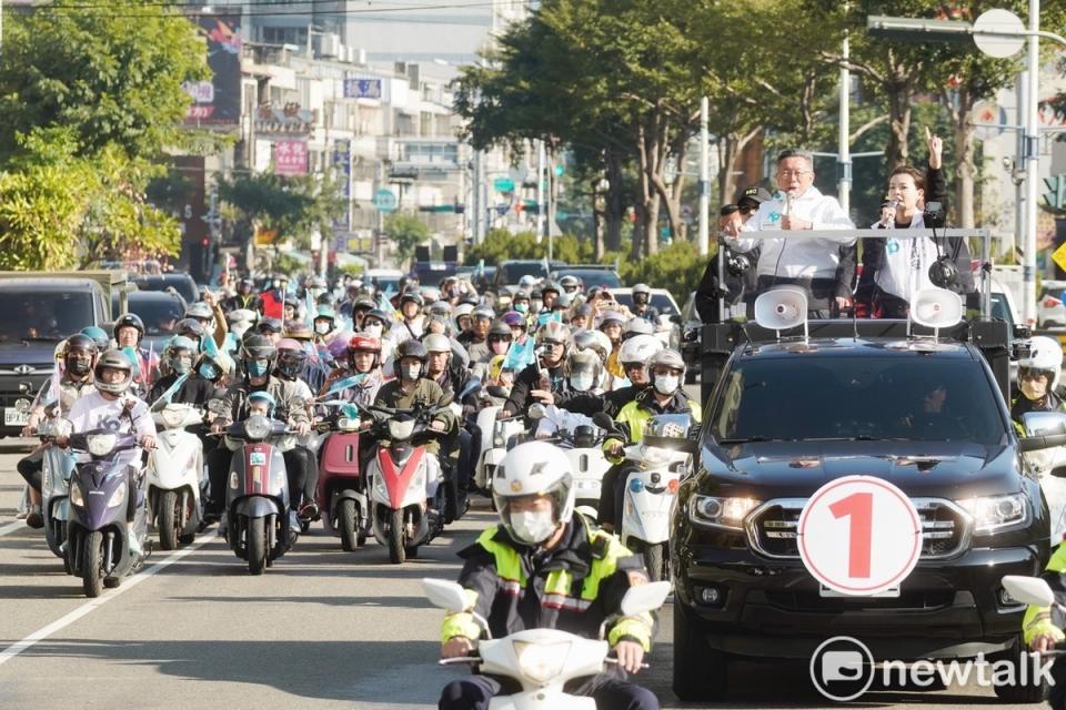 民眾黨總統候選人柯文哲與新竹市長高虹安在台中進行車掃。   圖：張良一 / 攝