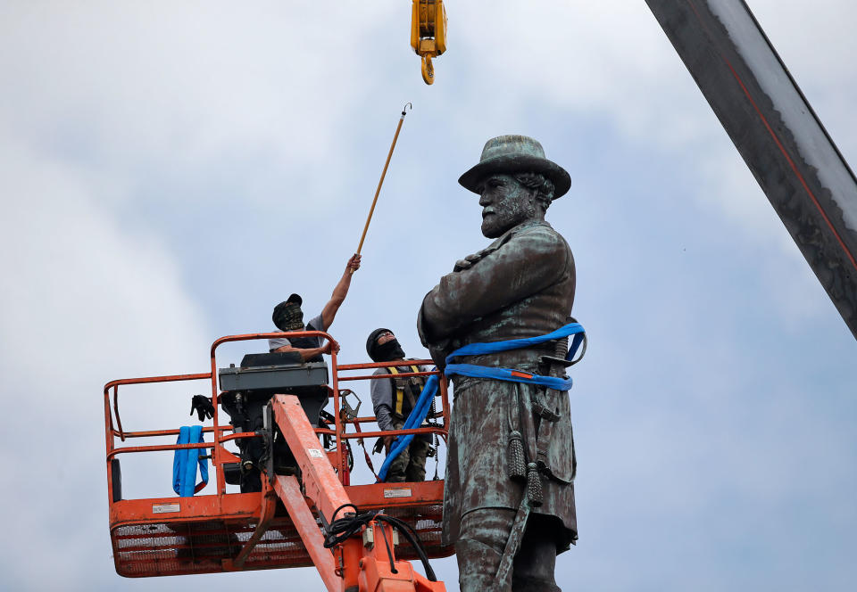 <p>MAY 19, 2017 – Workers prepare to take down the statue of former Confederate general Robert E. Lee, which stands over 100 feet tall, in Lee Circle in New Orleans. Mississippi Rep. Karl Oliver of Winona apologized for saying Louisiana leaders should be lynched for removing Confederate monuments, only after his comment sparked broad condemnation in both states. The post was made after three Confederate monuments and a monument to white supremacy were removed in New Orleans. (Photo: Gerald Herbert/AP) </p>