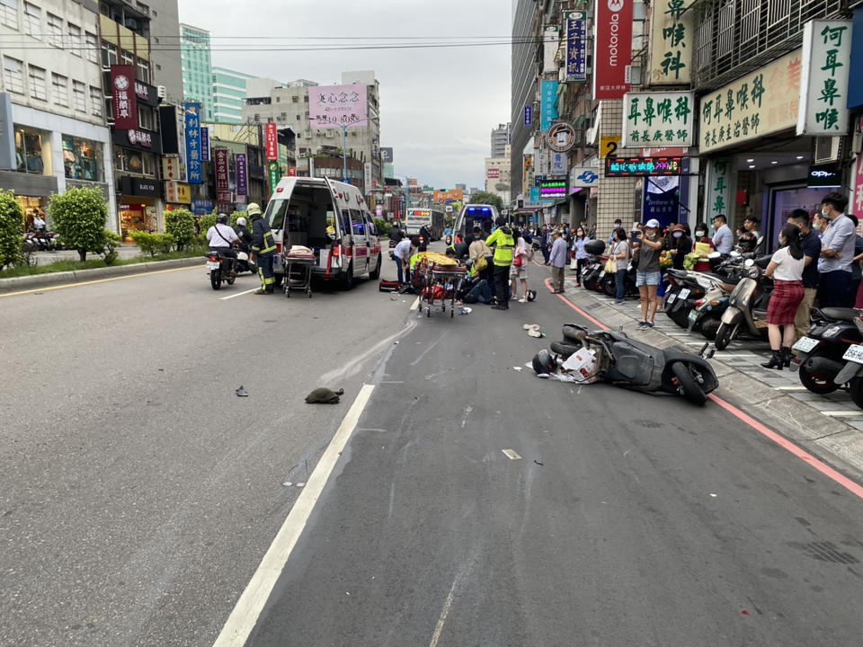 新北市新店區今日下午發生一起汽車無故暴衝衝撞機車事故，警消獲報趕抵現場，將現場5名傷者分別送往新店慈濟、耕莘等醫院急救。（民眾提供）