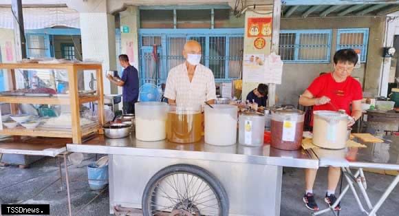 六甲區公所美食地圖推夏日特色冰品，邀親子夏日來品嚐古早味麵茶冰、吃冰吐子的羅李亮果冰及越光米做成的米雪糕，好吃又有趣。（記者李嘉祥攝）