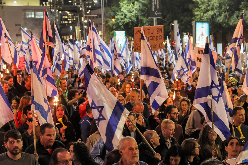Des Israéliens manifestent contre la réforme judiciaire voulue par le gouvernement de Benjamin Netanyahou, le 9 mars 2023 à Tel Aviv.
