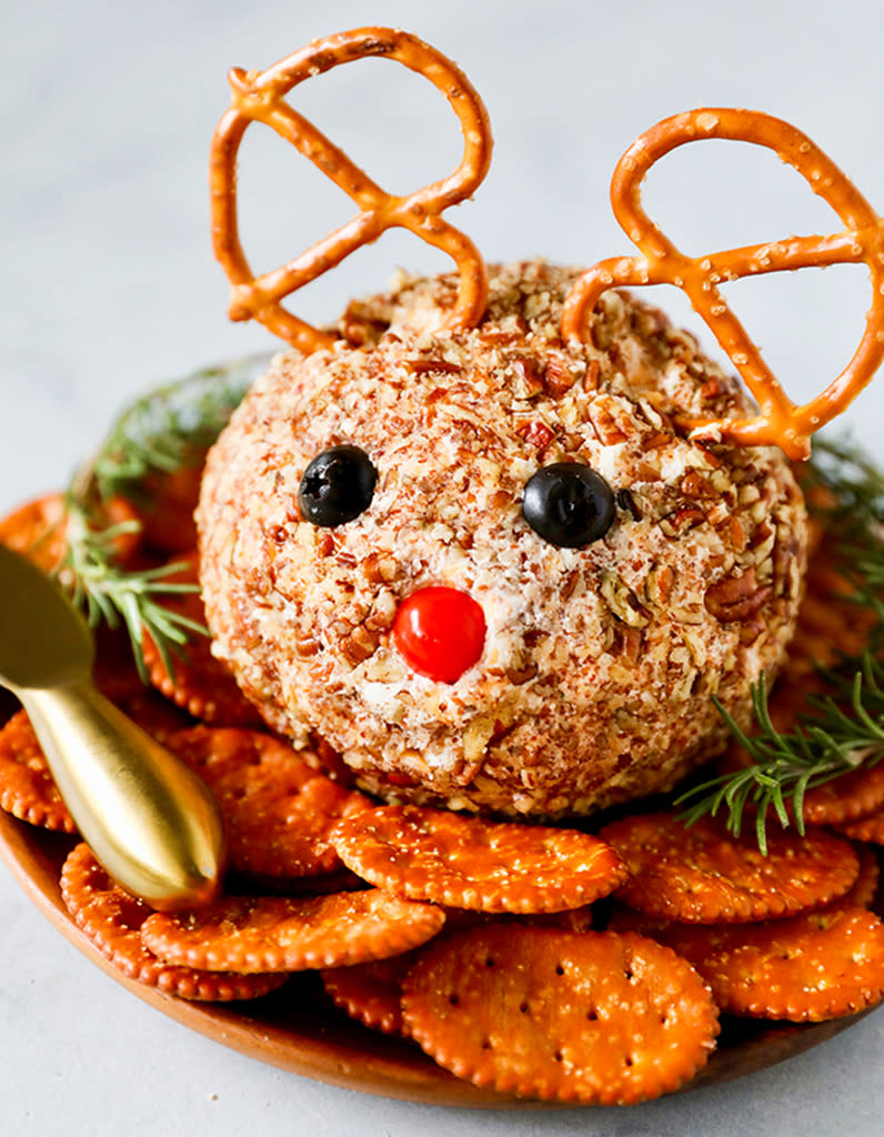 <p>Les boules de fromage sont faciles à préparer et fun à décorer. Ajoutez des noix de pécan écrasées, des bretzels pour les bois, des olives et une tomate cerise pour former la tête de Rudolph, et vous obtenez une recette aussi adorable que savoureuse !</p><p>Découvrir la recette <a href="https://www.number-2-pencil.com/rudolph-cheese-ball-recipe/" rel="nofollow noopener" target="_blank" data-ylk="slk:ici;elm:context_link;itc:0;sec:content-canvas" class="link ">ici</a></p><br>