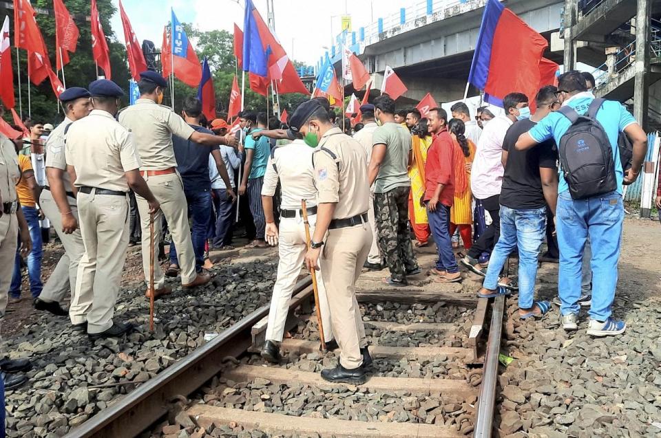 <div class="paragraphs"><p>West Midnapur: Left Front supporters block the IIT Kharagpur-Hijri railway line to support farmers Bharat Bandh strike, in West Midnapur.</p></div>
