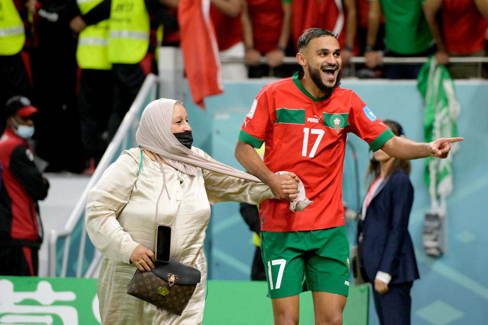 Sofiane Boufal llevando a su madre al centro del campo para celebrar el boleto a Semifinales tras superar a Portugal en Qatar 2022. (Dale MacMillan/Soccrates/Getty Images)