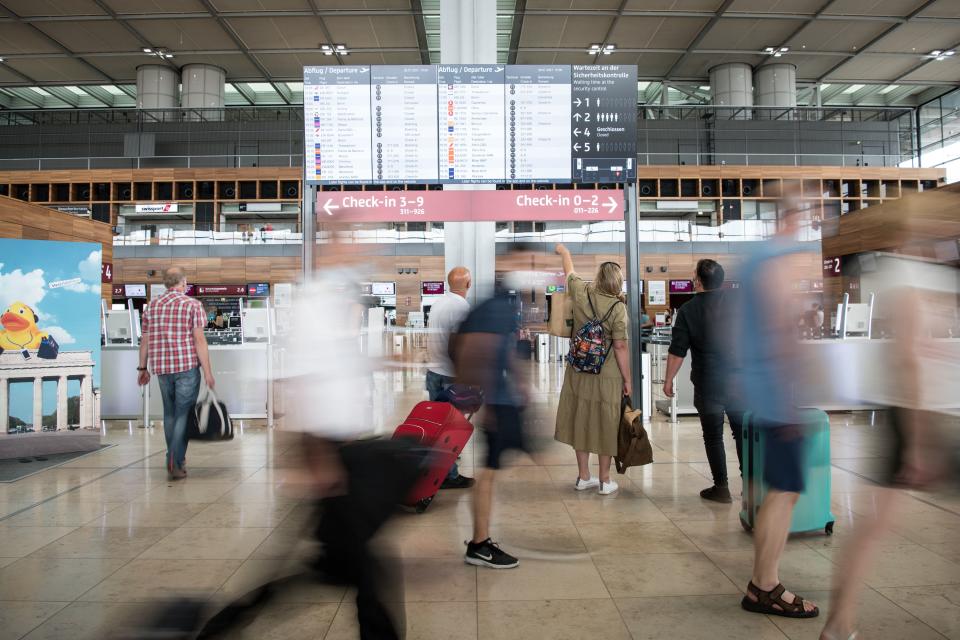 Eine allgemeine Testpflicht galt bisher nur für Flugreisende (Bild: AFP / STEFANIE LOOS)