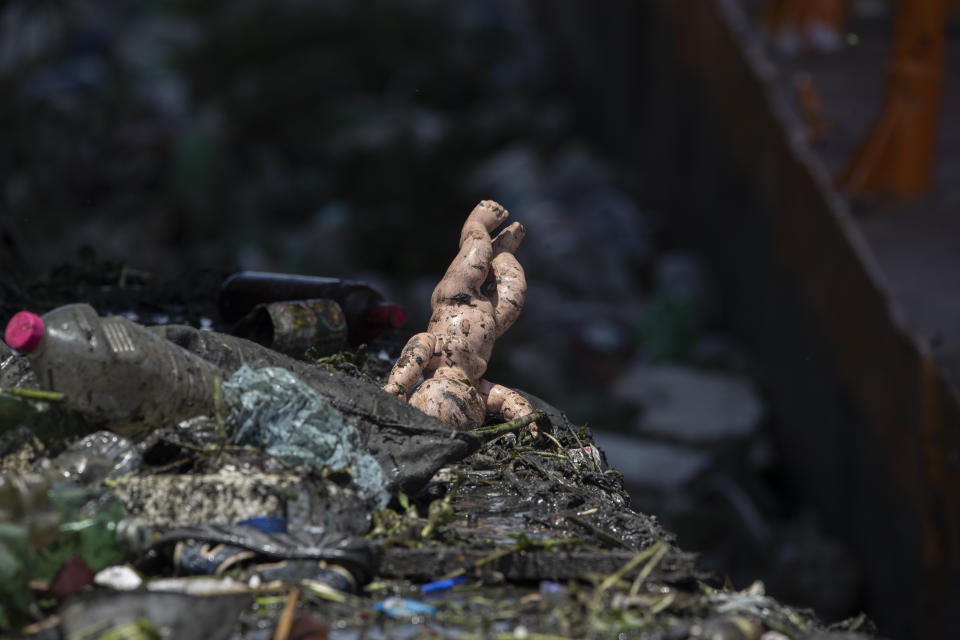 Una muñeca vieja, sobre una montaña de basura y restos que flota en el río Pinheiros, en Sao Paulo, Brasil, el 22 de octubre de 2020. Tras años afectado por vertidos de aguas residuales y basura, el gobierno estatal de Sao Paulo está intentando de nuevo limpiar el río Pinheiros, considerado uno de los más contaminados del país. (AP Foto/Andre Penner)