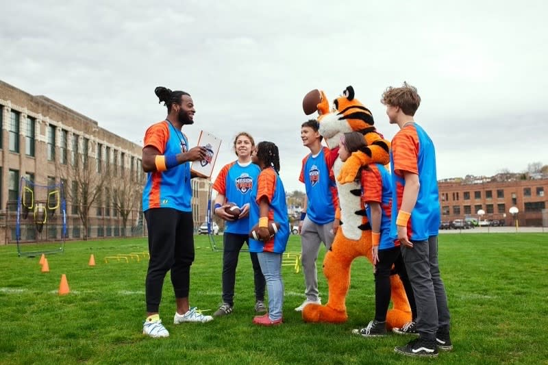 Harris, a running back, recently visited a Pittsburgh elementary school as part of his work with Mission Tiger. (Photo: Mission Tiger)