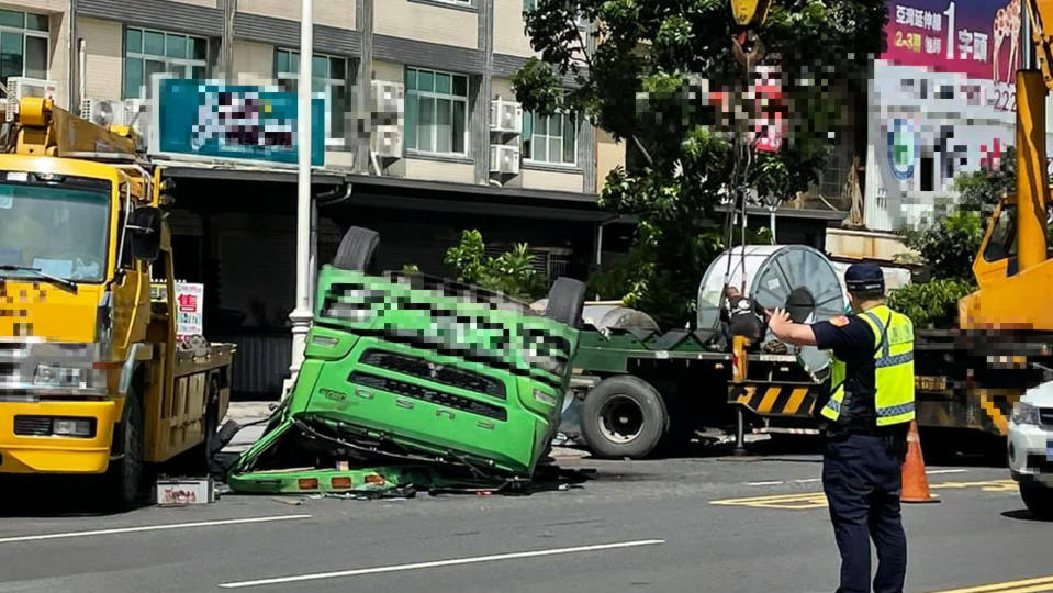 高雄小港區拖板車翻覆事故。（圖／翻攝自爆料公社二社 臉書）