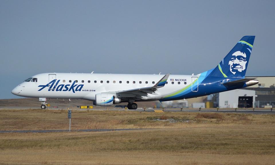 阿拉斯加航空旗下的地平線航空2059號班機，一同搭乘的休假機師試圖在飛行中關閉引擎，導致飛機偏離航道，遭到正、副機師阻止才沒有釀成大禍。圖並非當事班機。（翻攝自AviationSource News臉書）