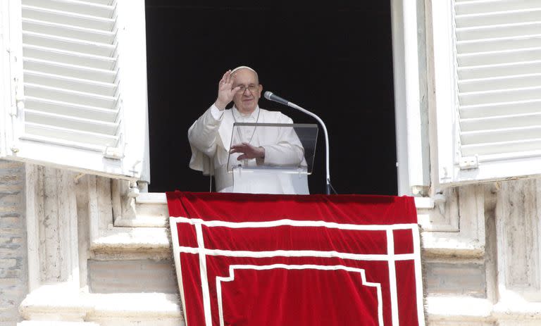 El Papa Francisco saluda a los fieles después de pronunciar la oración del Ángelus desde la ventana de su estudio con vista a la Plaza de San Pedro en el Vaticano, el domingo 1 de agosto de 2021 (AP Photo / Riccardo De Luca).