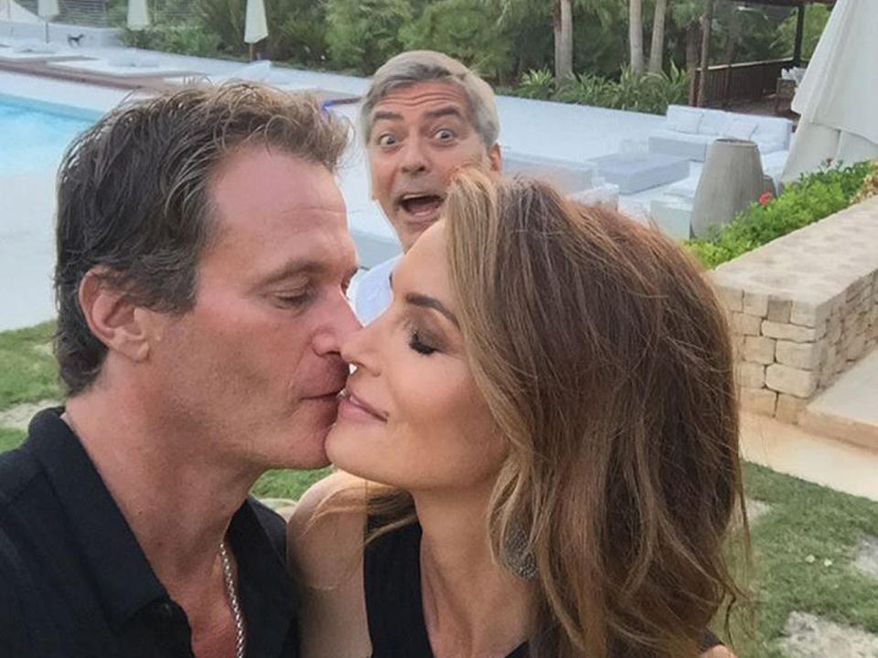 Wie romantisch: Palmen, Sonnenuntergang und George Clooney? Ja, richtig gesehen. Bereits im vergangenen Jahr crashte der Hollywoodstar ein Kuss-Foto von Cindy Crawford und Rande Gerber. (Bild-Copyright: cindycrawford/Instagram)