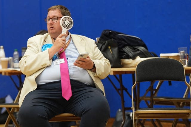 A counting agent uses a fan