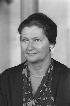 A black and white portrait photo of Simone Veil.