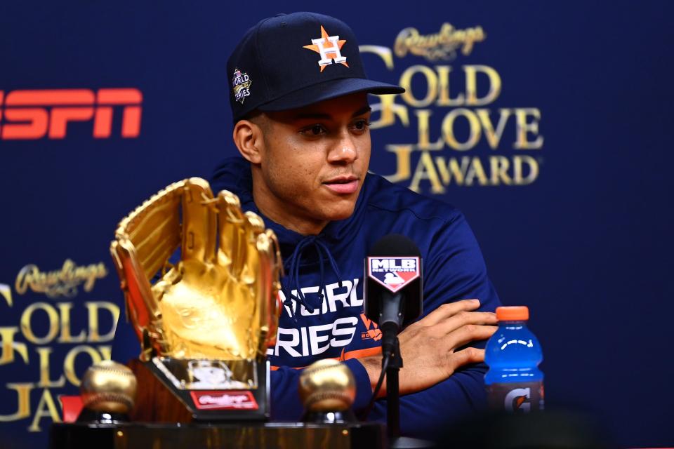 Astros shortstop Jeremy Pena talks with the media after winning a Gold Glove.