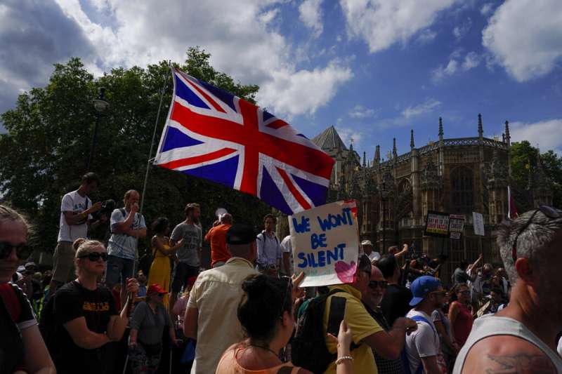 英國民眾在國會大廈外聚集抗議，反對政府延後解封時間。（美聯社）