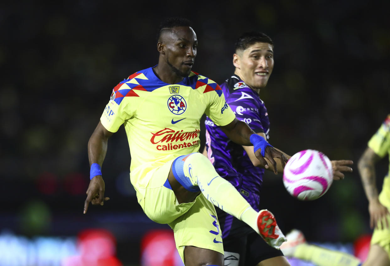 Julián Quiñones en un partido entre América y Mazatlán del pasado 6 de octubre. (Sergio Mejia/Getty Images)