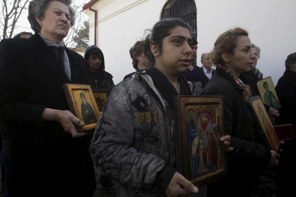 Christian Orthodox Iranian migrants hold icons during a Mass at a church in Idomeni, Greece, March 20, 2016.&nbsp; (Photo: Alexandros Avramidis / Reuters)