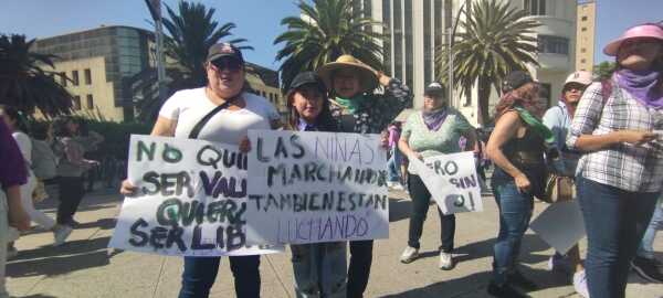 Tres generaciones de mujeres en la marcha. Foto: Elidet Soto