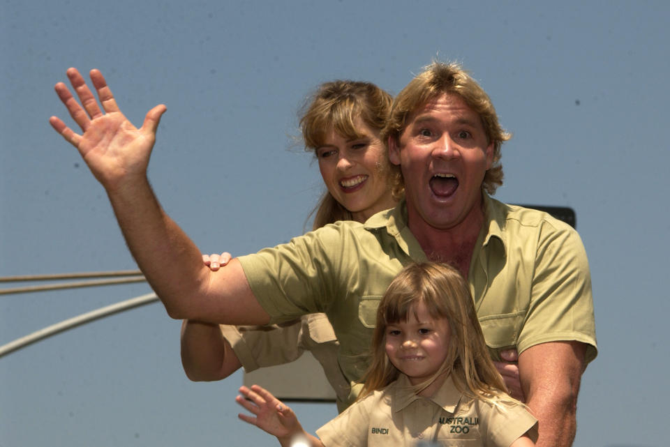 Steve Irwin with wife Terri Irwin and daughter Bindi Irwin (Photo by Justin Kahn/WireImage)