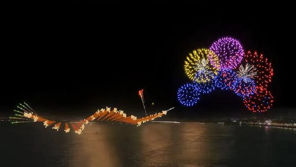 <strong>「彩色遊龍」煙火屆時將在淡江大橋上盤旋，呼應2024年龍年到來。（圖／新北市政府提供）</strong>