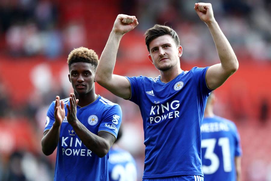 Gegen Aufsteiger Wolverhampton gewann Leicester in Unterzahl (2:0), gegen Titelanwärter Liverpool setzte es nur eine knappe Niederlage (1:2), Eine erfreuliche Nachricht für den Meister von 2016: Abwehrchef Harry Maguire (r.) verlängerte seinen Vertrag während der Länderspielpause vorzeitig bis 2023