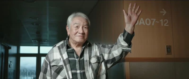 ▲丁強年過80歲照演舞台劇。（圖／大愛）