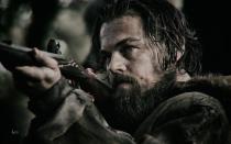 <p>Danach folgte wieder eine echte Solo-Paraderolle: Aufopfernd kämpfte sich DiCaprio als Hugh Glass in "The Revenant" (2015) durch die Wildnis. Mit zerfetztem Körper und gebrochenem Bein schleppt er sich 300 Kilometer durch Montana, um seinen getöteten Sohn zu rächen. Ein aufregendes, einnehmendes Abenteuer, nichts für schwache Nerven. Eines, das sich auszahlte ... (Bild: 2015 Twentieth Century Fox)</p>