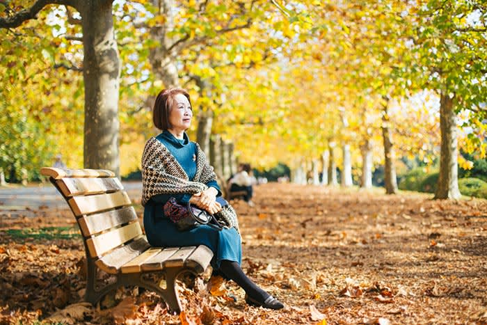 mujer japonesa madura en la naturaleza