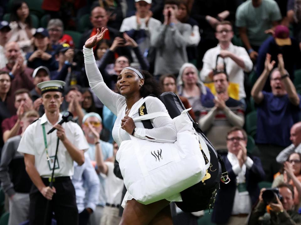 Williams abandona la cancha central tras su derrota ante Harmony Tan en Wimbledon este año (Getty Images)