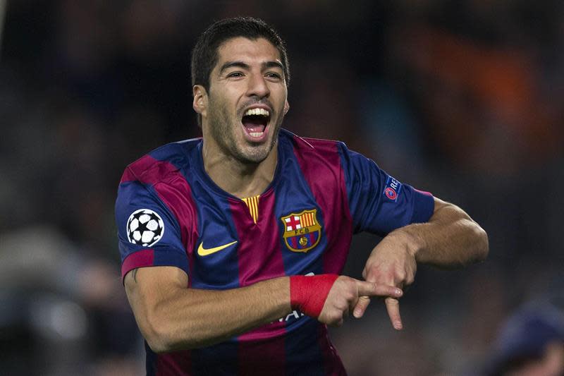 GRA474. BARCELONA, 10/12/2014.- El delantero uruguayo del F. C. Barcelona, Luis Suárez, celebra el tercer gol del equipo blaugrana, durante el encuentro correspondiente a la fase de grupos de la Liga de Campeones, que disputan esta noche frente al París Saint-Germain, en el estadio del Camp Nou, en Barcelona. EFE/Alejandro García.