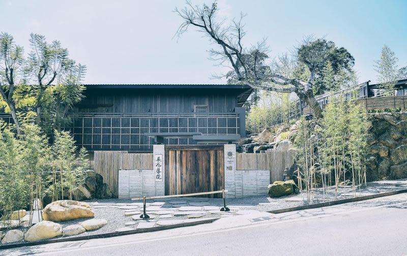 「飛花落院」花費10年打造的禪意美學，使人身心放鬆的環境搭配美食，滿足心靈與味蕾的雙重幻想。（飛花落院提供）