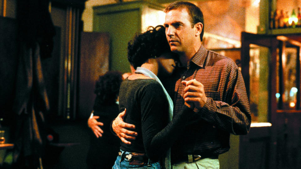 <p>Um guarda-costas de renome (Kevin Costner) ainda dominado pela culpa por não ter conseguido proteger o presidente Reagan, que fora quase assassinado, é contratado para proteger uma cantora e atriz (Whitney Houston) que se tornou alvo de cartas anônimas e ameaçadoras. Apesar de a trama principal evoluir para um romance proibido entre os dois, a história paralela diz respeito a novas tentativas de atentados contra a estrela.</p>