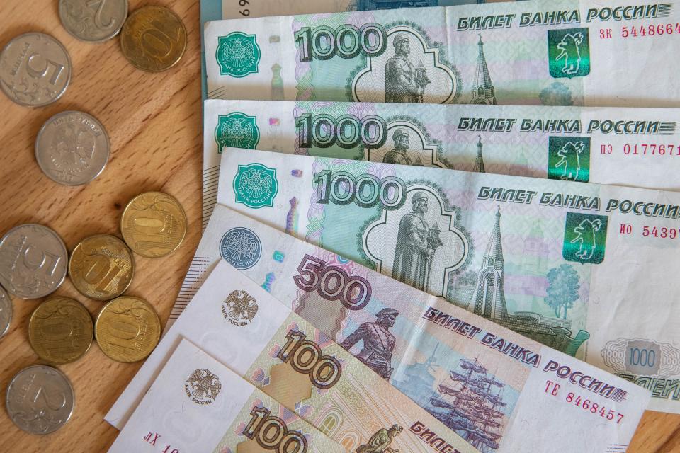 Photo prise le 24 mars 2022 montrant des billets et des pièces en rouble à Moscou, capitale de la Russie.  La Russie rejettera les dollars américains ou les euros et n'acceptera que les roubles pour son gaz naturel fourni à 