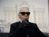 En esta foto del 28 de enero del 2013, Karl Lagerfeld posa previo al inicio de una conferencia de prensa en Roma. El emblemático diseñador de modas de la casa Chanel murió el martes 19 de febrero del 2019. Tenía alrededor de 85 años. (AP Foto/Gregorio Borgia, Archivo)