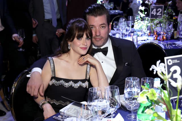 <p>Monica Schipper/Getty</p> Zooey Deschanel and Jonathan Scott