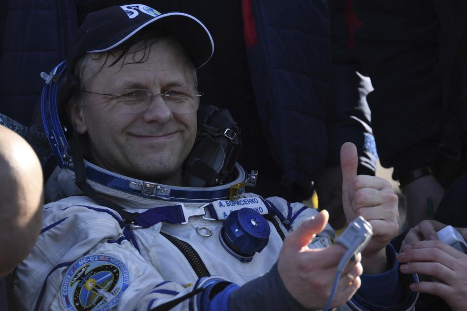 El astronauta ruso Andrei Borisenko recibe un chequeo médico.