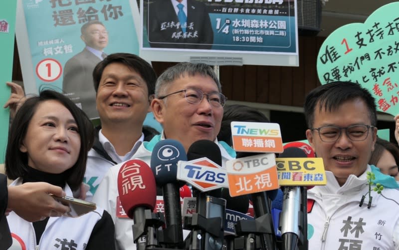 國民黨副總統候選人趙少康3日說，若侯康配贏，可找民眾黨總統候選人柯文哲等討論內閣人事。柯文哲（前中）4日接受媒體聯訪表示，趙少康現在提聯合政府，玩的把戲就是為棄保做鋪陳。（中央社）