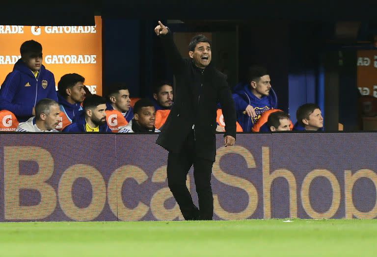 Hugo Ibarra dando indicaciones en el banco de Boca ante Platense, en la Bombonera