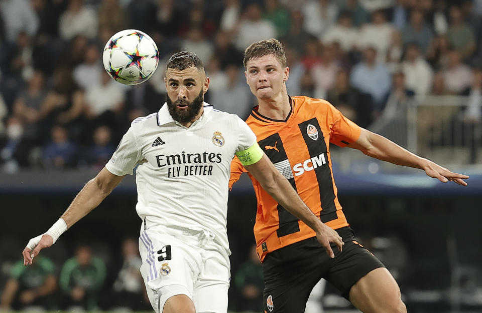 MADRID, SPAIN - OCTOBER 05: Karim Benzema (L) of Real Madrid in action against Valerii Bondar (R) of Shakhtar Donetsk during the UEFA Champions League Group F 3rd week match between Real Madrid and Shakhtar Donetsk in Madrid, Spain on October 05, 2022. (Photo by Burak Akbulut/Anadolu Agency via Getty Images)