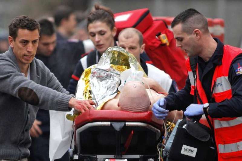 2015年1月7日，法國《查理周刊》遭到槍手攻擊，一名傷患被緊急送醫（美聯社）