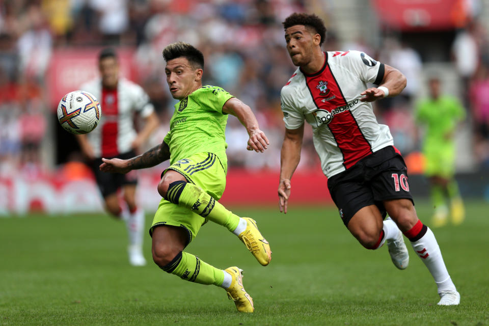 SOUTHAMPTON, ENGLAND - AUGUST 27: Lisandro Martinez of Manchester United is challenged by Che Adams of Southampton during the Premier League match between Southampton FC and Manchester United at Friends Provident St. Mary's Stadium on August 27, 2022 in Southampton, England. (Photo by Steve Bardens/Getty Images)