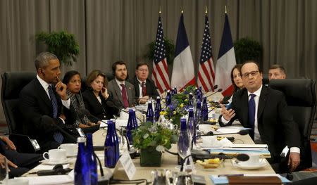 U.S. President Barack Obama meets with French President Francois Hollande (R) at the Nuclear Security Summit in Washington March 31, 2016.REUTERS/Kevin Lamarque