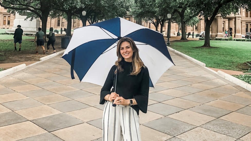 Eve Wiley frente al Congreso de Texas.