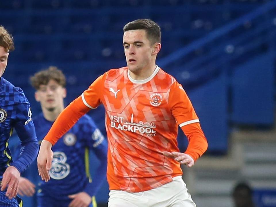 Jake Daniels, delantero del Blackpool, se convirtió en el primer futbolista profesional del Reino Unido en declarar su homosexualidad en 30 años (Paul Dennis/TGS Photo/Shutterstock)