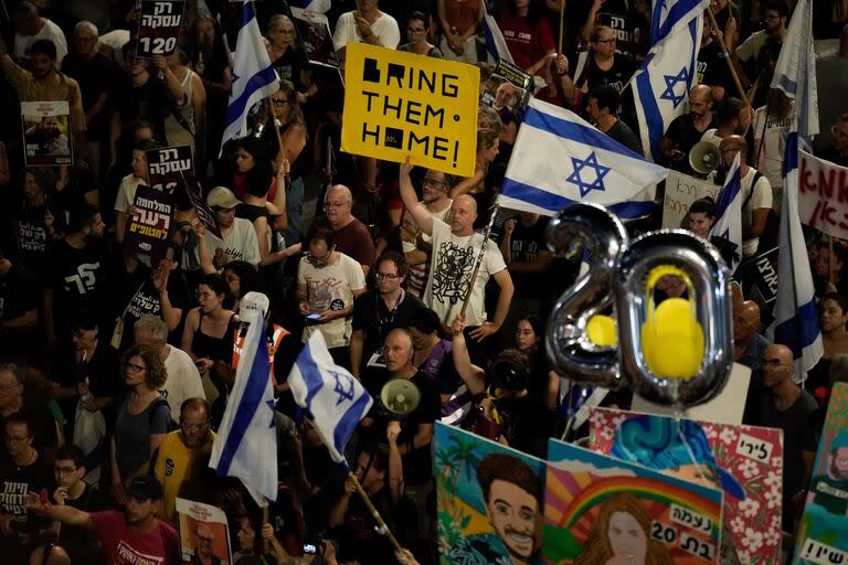 Gente protesta contra el gobierno del primer ministro israelí, Benjamin Netanyahu, y pide la liberación de los rehenes retenidos en Gaza por el grupo armado Hamás en Tel Aviv, Israel, el sábado 22 de junio de 2024. (AP Foto/Leo Correa)